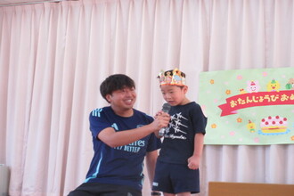 インタビューを受ける年長児