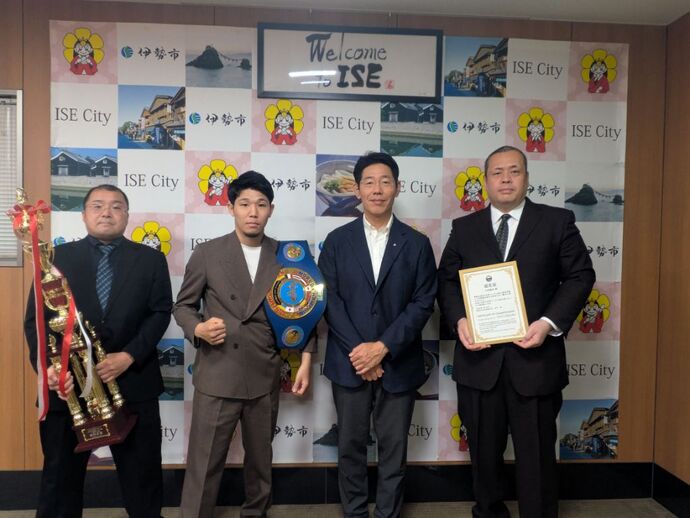 市長と訪問者の写真