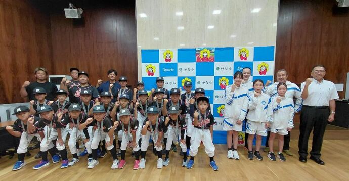 水泳競技及び軟式野球出場選手と教育長の集合写真