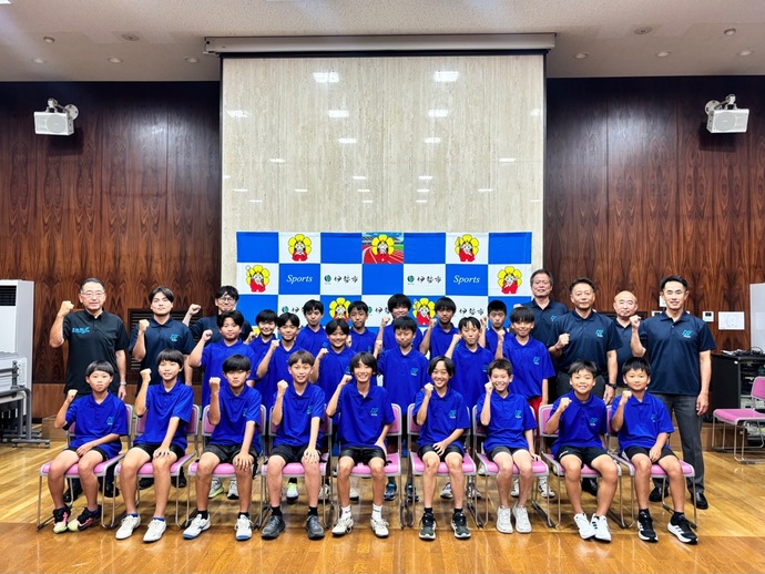 日韓サッカー交流事業韓国遠征選手と教育長の集合写真