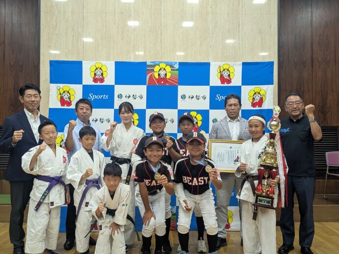 日本拳法、極真空手道及び軟式野球出場選手と市長と教育長の集合写真