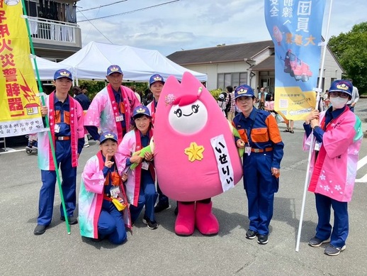 消防団マスコット「いせりぃ」と消防団員の写真