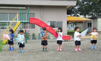3歳児が傘を閉じているところ