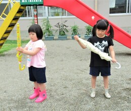 4歳児が傘を差しているところ