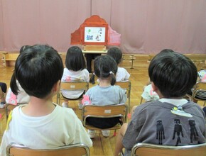 紙芝居を見ているところ