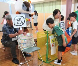 5歳児がごみの分別をしているところ