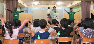 リサイクルの話を聞いているところ