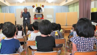 水を大切にするという約束をしているところ