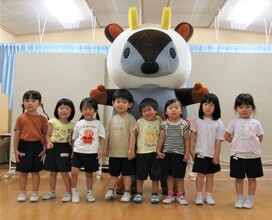3歳児が赤かもしと記念撮影