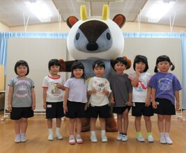 4歳児が赤かもしと記念撮影
