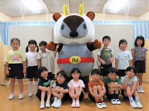 5歳児が赤かもしと記念撮影