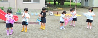 4歳児が傘を閉じているところ