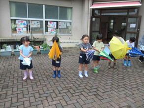 5歳児が傘を閉じているところ
