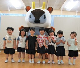 3歳児がかもしかと集合写真を撮っているところ