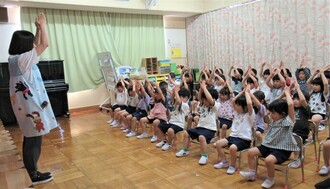 手遊びをしているところ
