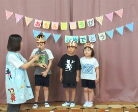 誕生児のインタビューをしているところ