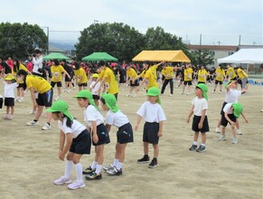 高校生と準備体操をしているところ