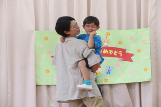 抱っこをしてもらう年長児