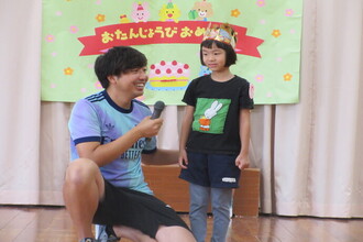 インタビューを受ける年長児