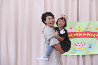 抱っこをしてもらう年長児