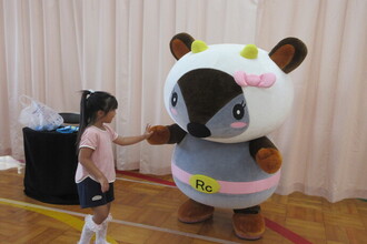 ももかもしと握手をする園児