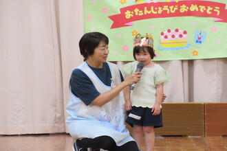 インタビューを受ける年少児