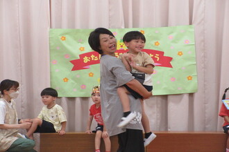 抱っこをしてもらう年中児