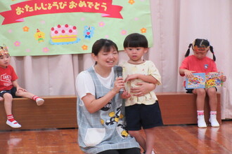インタビューを受ける年中児