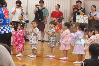 盆踊りを踊る園児