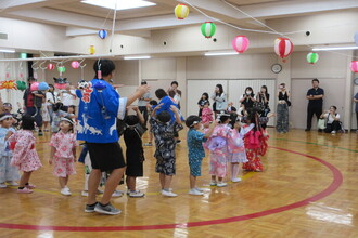 盆踊りを踊る園児