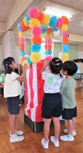 5歳児がやぐらに花を付けているところ