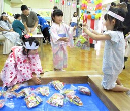 お菓子釣りをしているところ