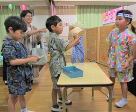 作った作品の買い物をしているところ