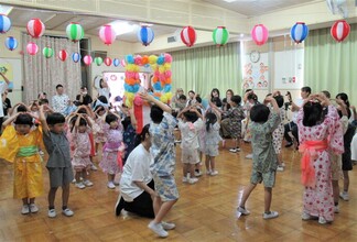 盆踊りを踊っているところ