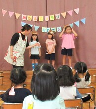 誕生児がインタビューをしているところ