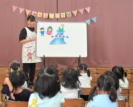 七夕の由来のパネルシアターを見ているところ