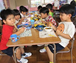 3歳児がそうめんをたべているところ
