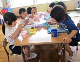 3歳児がそうめんを食べているところ