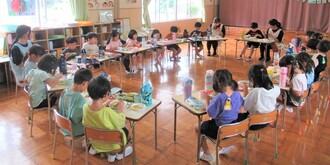 4歳児と5歳児がそうめんを食べているところ