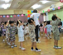 盆踊りを踊っているところ