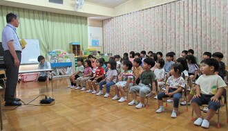 挨拶をしているところ