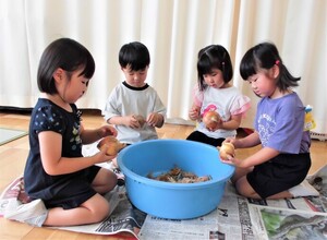 4歳児が玉ねぎの皮を剥いているところ