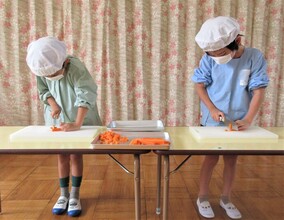 5歳児が包丁で人参を切っているところ