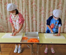 5歳児が包丁で人参を切っているところ