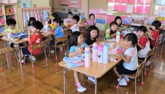 3歳児がカレーを食べているところ