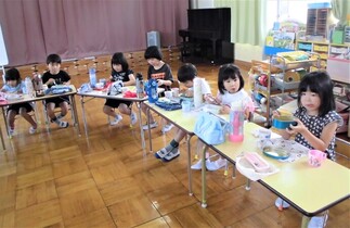 4歳児と5歳児が一緒にカレーを食べているところ
