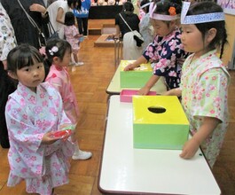 くじ引きをしているところ