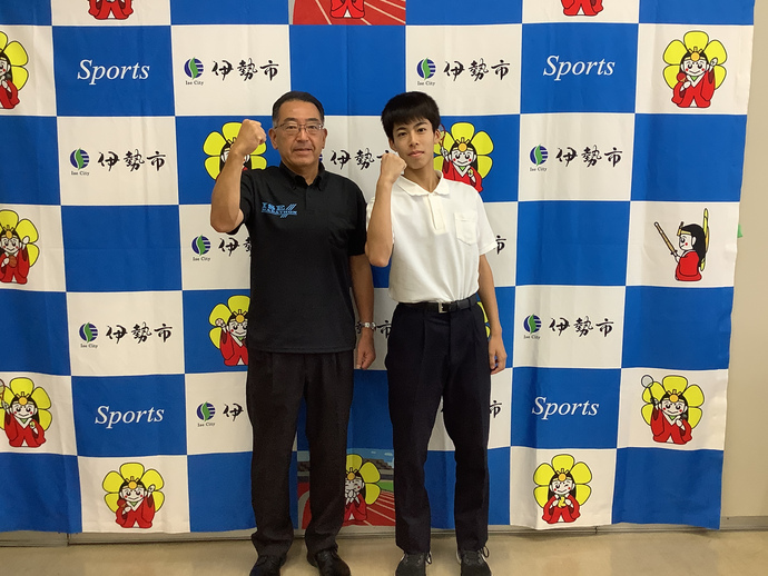 全中バドミントの全国大会出場者と市長、教育長の記念写真