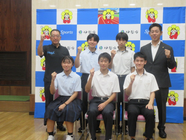 全中バドミントの全国大会出場者と市長、教育長の記念写真
