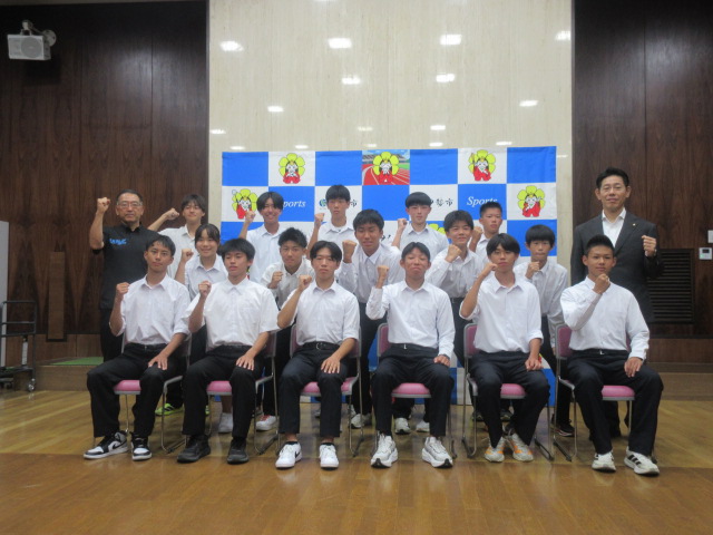全中陸上競技に出場する選手と市長、教育長の記念写真